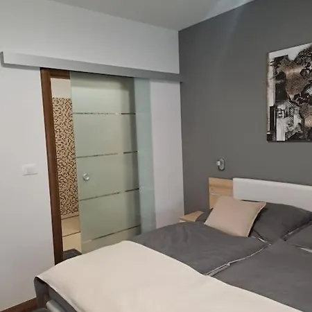 Lea U Jadreskima, Kuca Sa Bazenom *