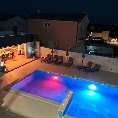 Lea U Jadreskima, Kuca Sa Bazenom Villa