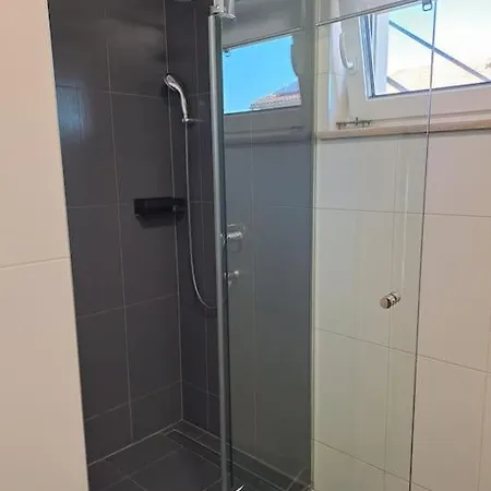 Lea U Jadreskima, Kuca Sa Bazenom