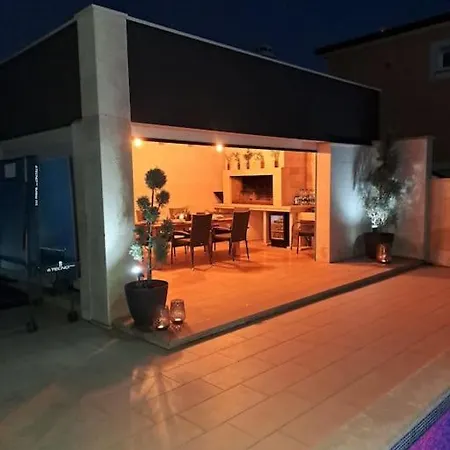 Lea U Jadreskima, Kuca Sa Bazenom Villa Pula
