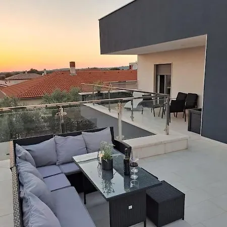 Lea U Jadreskima, Kuca Sa Bazenom Villa