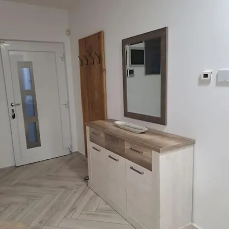 Lea U Jadreskima, Kuca Sa Bazenom