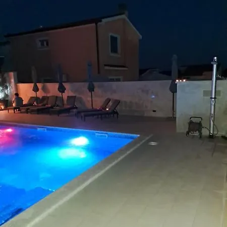 Lea U Jadreskima, Kuca Sa Bazenom Villa Pula