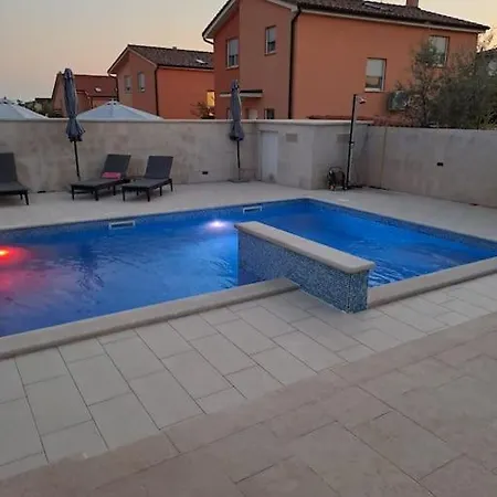 Lea U Jadreskima, Kuca Sa Bazenom Villa Pula